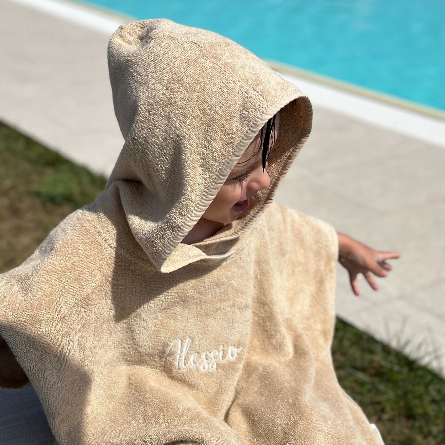 KINDERPONCHO MIT KAPUZE BEIGE